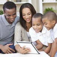 Père et fils jouent à côté d'un lac