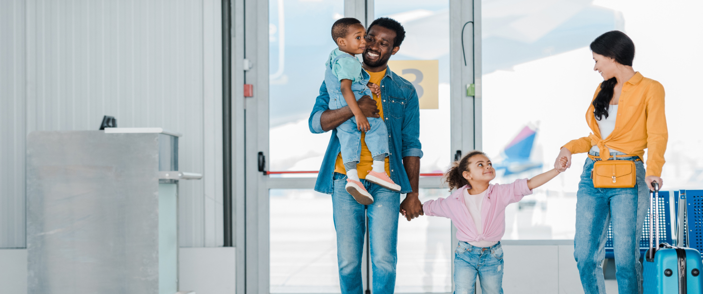 un famille a l'aeroport
