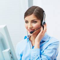 Mère et fille tenant un verre de lait dans leurs mains