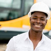 Un couple asiatique regarde sur leur ordinateur portable